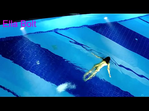 ❤️ Non podo deixar de mirar, unha moza loira que é sorprendida nadando espida na piscina do resort ELLA BOLT ☑ Porno a nós gl.teenactivewear.ru ️❤
